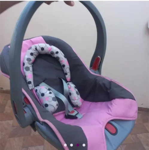 Carrinho de bebê com bebê conforto menina semi novo 