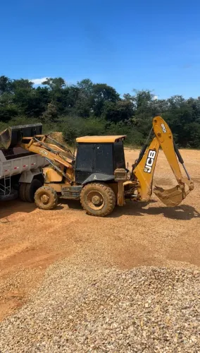JCB 2013 Media de +- 12 mil hs Valor pedida 168.000 Pego carro no negócio