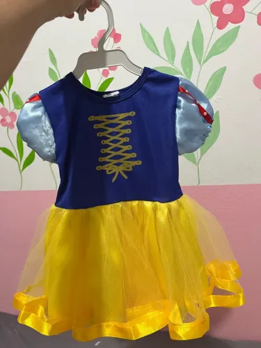 Roupa branca de neve para bebê de 1 ano. 