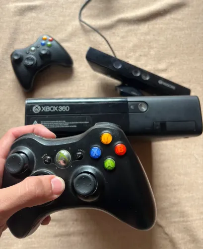 Xbox 360 + Kinect + 2 controles em ótimo estado | PRA SAIR HOJE