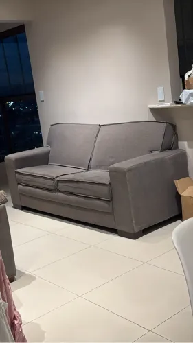 Sofá living reto dois lugares, linho cor cinza