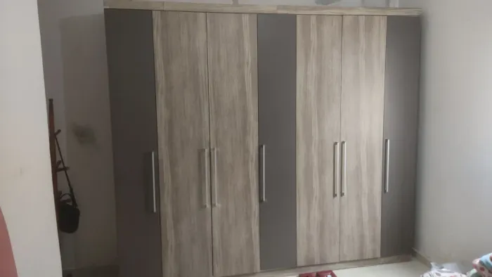 Guarda-roupa grande,7 portas usado porém em perfeito estado vai desmontado e com frete p