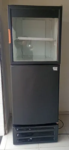 Cervejeira e expositor 2 em 1. 