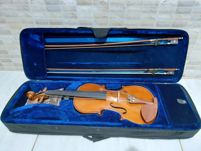Violino Eagle VE441 bem conservado