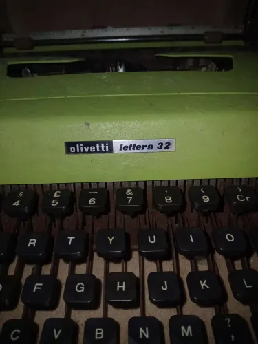 MAQUINA ESCREVER OLIVETTI