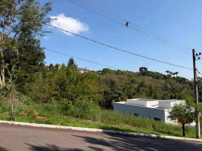 Terreno em condomínio fechado, em declive para venda