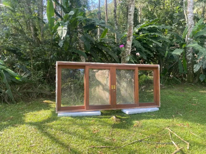Janela de madeira maciça de 2,80m