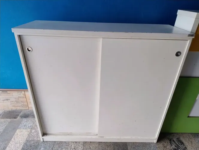 Balcão de MDF com prateleiras