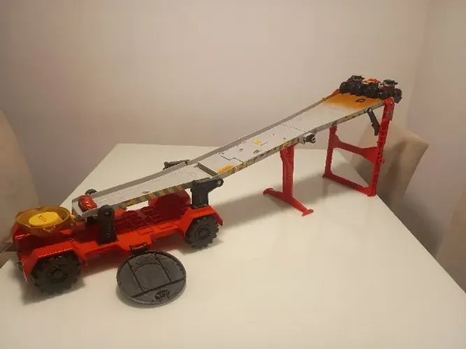 Hot Wheels Monster Trucks Reboque Radical
