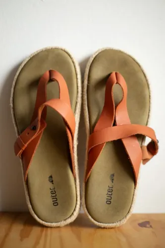Sandália Outer - Shira Castanho (Nº 36)