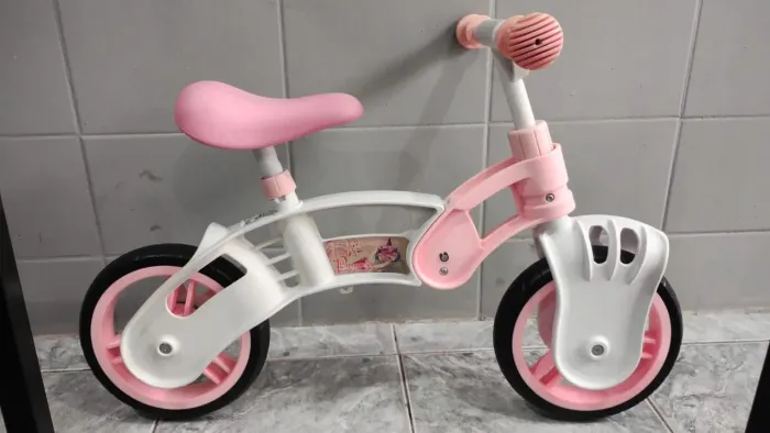 Bicicleta de equilíbrio feminina