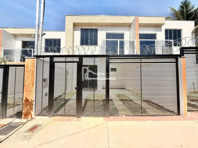 Casa à Venda no bairro Letícia, 3 Quartos, 1 Suíte, 2 Vagas para carros hatch e quintal.