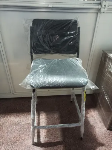 Banqueta estofada em courino