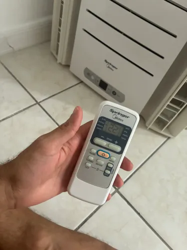 Ar condicionado com controle remoto com 1 ano e meio de uso