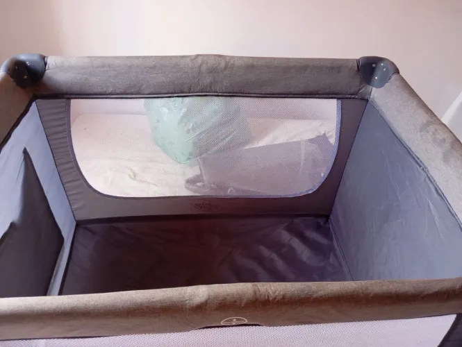 Vendo berço portátil na cinza obs colchão não incluso valor 400$