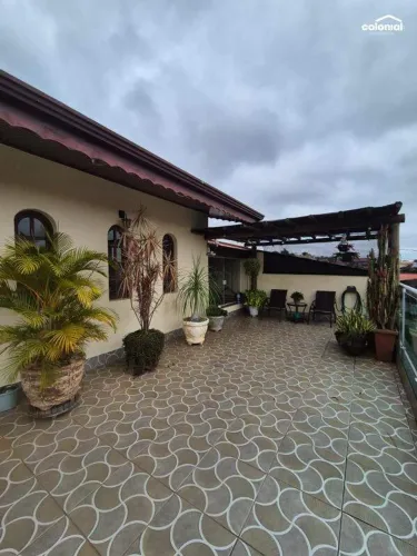 CASA AMPLA EXCELENTE COM 3 QUARTOS SENDO 1 SUÍTE COM PISCINA E CHURRASQUEIRA