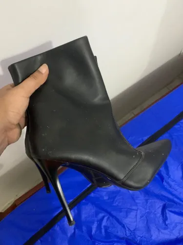 Bota preta de salto fino
