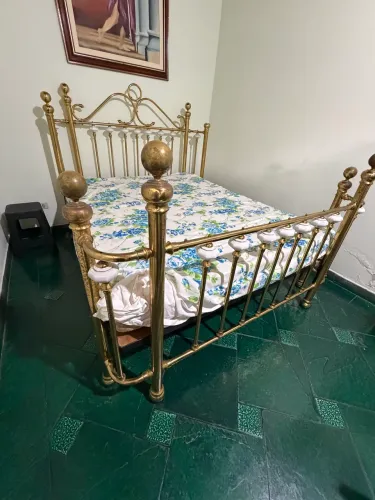 Cama de casal vintage/clássico em ferro e latão