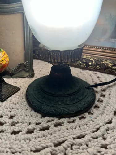 Abajur antigo com cúpula em opalina e base em bronze 