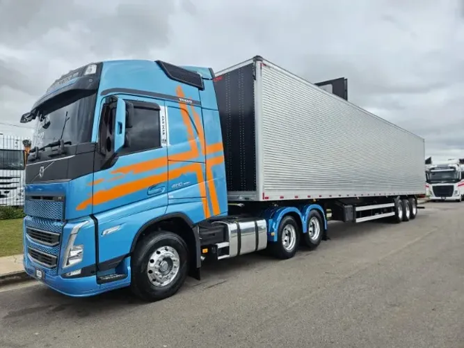 Volvo FH 460 6X2 Globetrotter Ano 2024  Suspensão Mola + Carreta Baú Facchini Ano 2026 0km