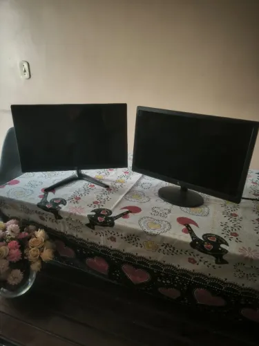 Monitores com defeitos