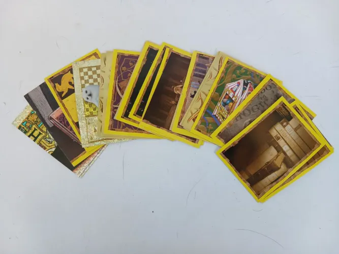 Lote de com 25 figurinhas do álbum Harry Potter e a Pedra Filosofal