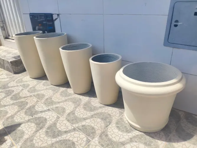 Vários tipos de vazos de cimento para plantas e frutíferas