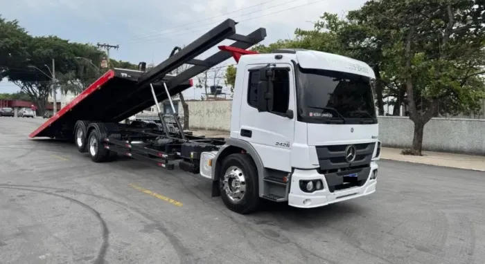 Atego 2426 6x2 ano 2016 plataforma 10,5m