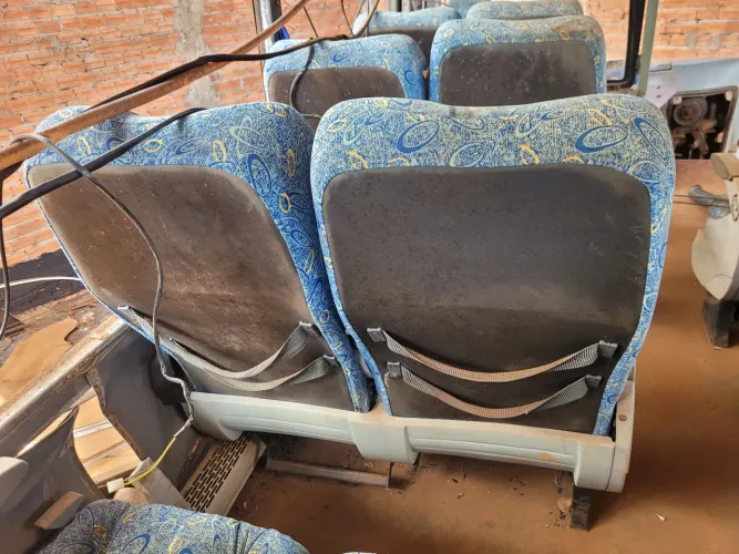 Vendo bancos do ônibus de viagem