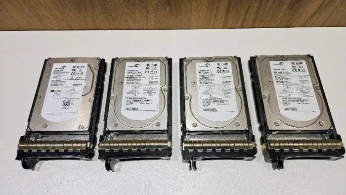 Lote 4 HDs Seagate SCSI 146GB 10K e 15K com Gavetas Dell