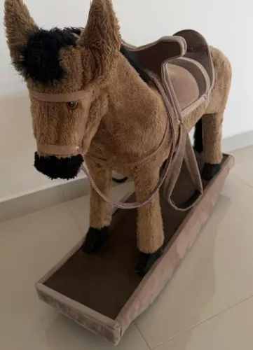 Cavalo de madeira infantil