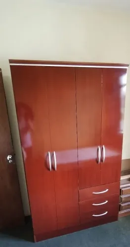 Guarda-roupa 4 portas e 3 gavetas, bem conservado