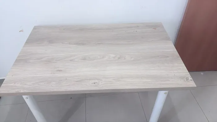 Mesa de JANTAR com estrutura metálica