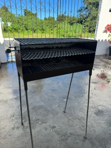 Churrasqueira de pé com duas grelhas (dois andares)