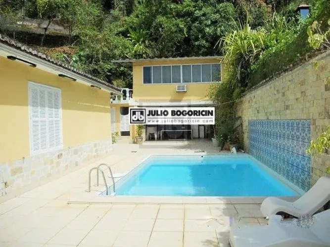Rua Professor João Barreto - Casa triplex centro terreno - 3 salas - Tábuas corridas - Por