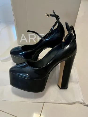 Sapato Arezzo preto em veniz plataforma e salto alto 
