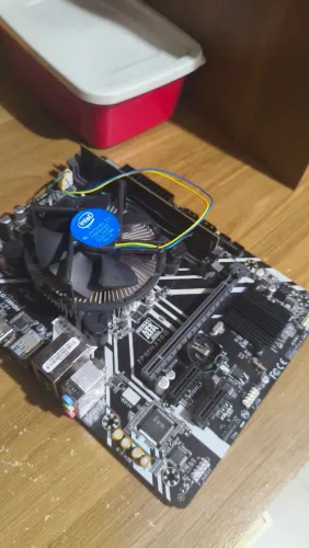 Placa mãe com processador i3, 8GB de memória ram DDR4 e cooler