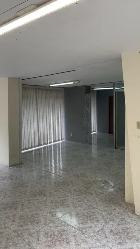 Alugo sobreloja comercial com 100m² no Centro de Curitiba