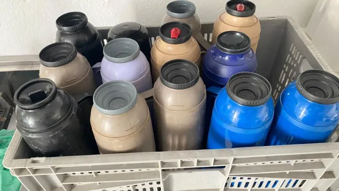 Garrafas e depositos de plasticos
