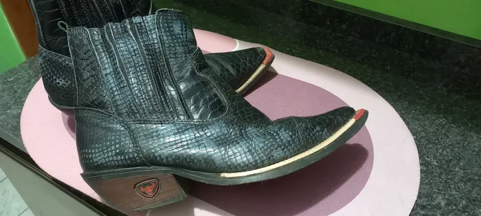 Bota Coutry em couro número 41