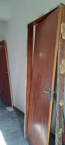 Porta envernizada com caixonete e a chave