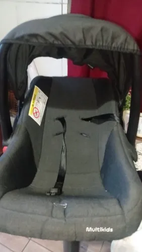 Bebê conforto pouco tempo de uso com chapéuzinho de proteção
