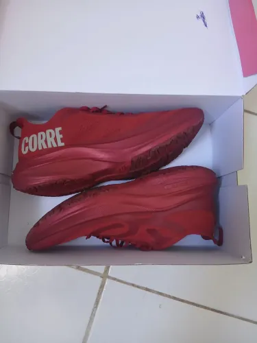 Vendesse um tênis corre 