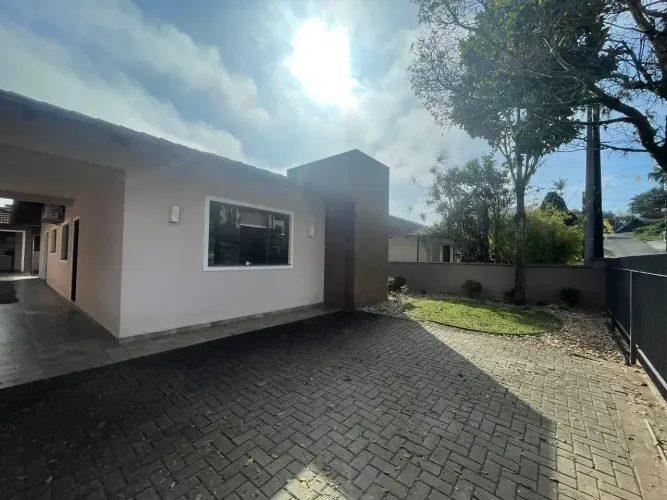 Casa para venda possui 138 m2 uteis, com 3 quartos em Glória - Joinville - SC