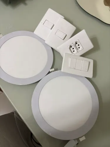 Kit 2 spots + 3 interruptores + 1 tomada