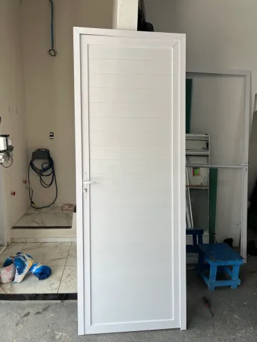 Porta em alumínio com lambril liso