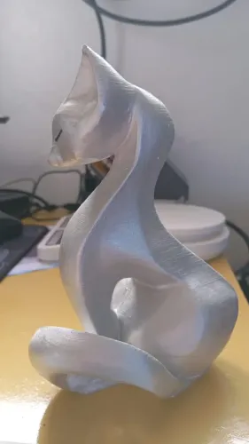 Escultura de gato cinza