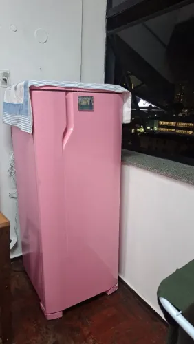 Geladeira envelopada de rosa
