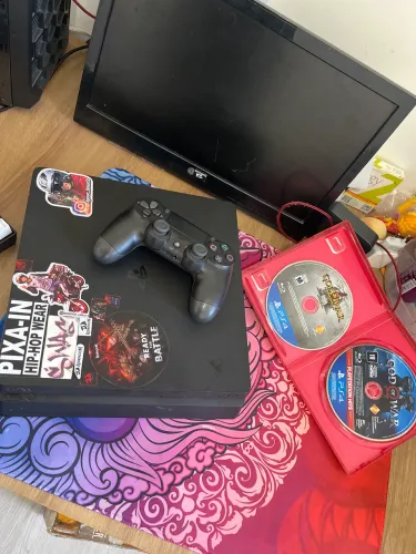 Ps4 Slim 1TB com a caixa original + 1 controle + God Of War 3 e o 4