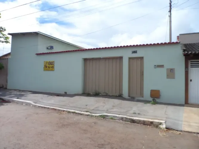 Imóvel em excelente localização, lote amplo, casa com 3 quartos (1 suíte) e outra suíte fo